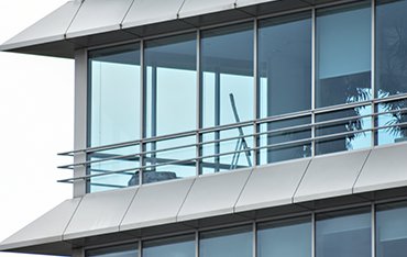 Навес-застекленный балкон и алюминиевые столярные изделия